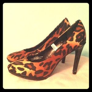 Like-new leopard print pumps