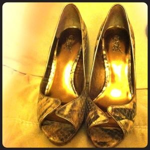 Carlos Santana pumps