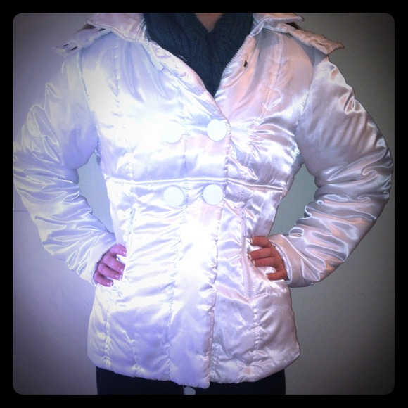 ((SOLD))White Puffy Jacket with removable hood <3