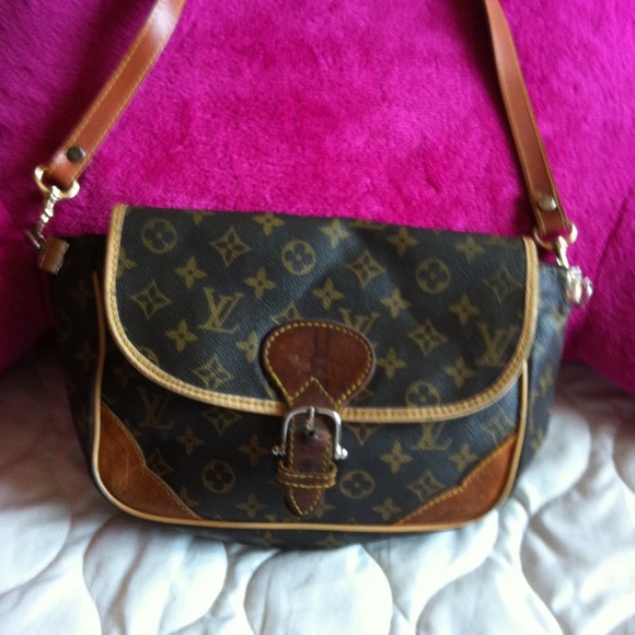 Real Louis Vuitton purse has a rip