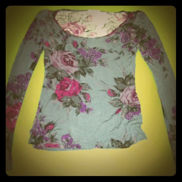 ❌SOLD Adorable Floral Pac Sun Top