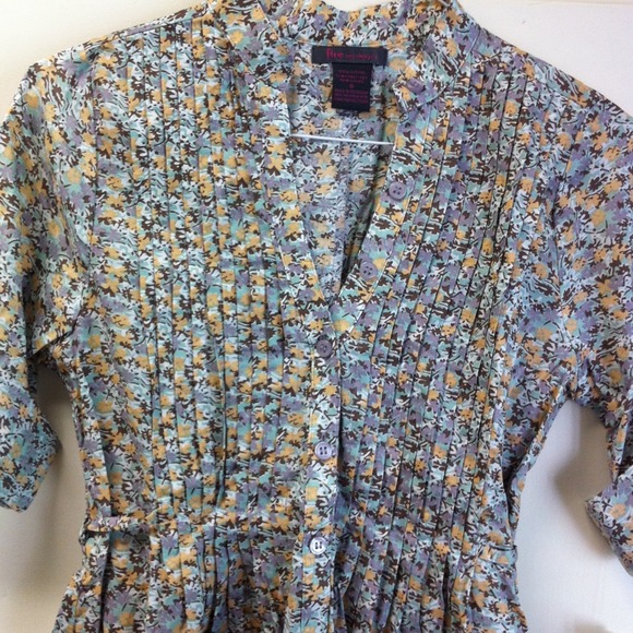 Brand New w/ Tag✨Spring Button Down - Picture 2 of 4