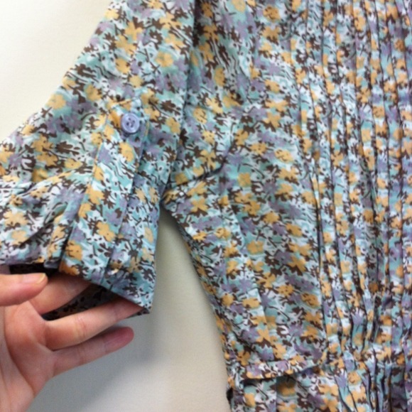 Brand New w/ Tag✨Spring Button Down - Picture 3 of 4