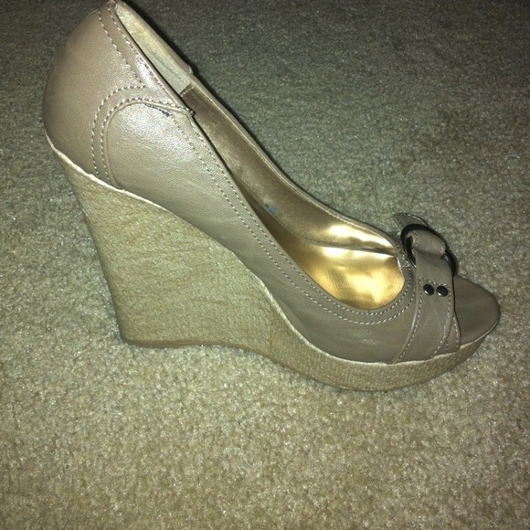 Peep-toe wedge - Picture 2 of 2