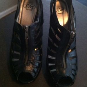 *Sexy Black Zipper Sandals