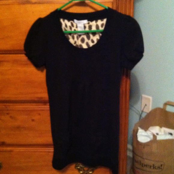 Short sleeve black shirt with two front pockets