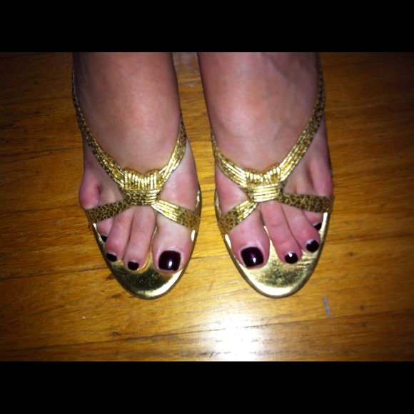 Banana Republic Sz 8 Gold Sandals, 1.5 inch heel - Picture 1 of 3