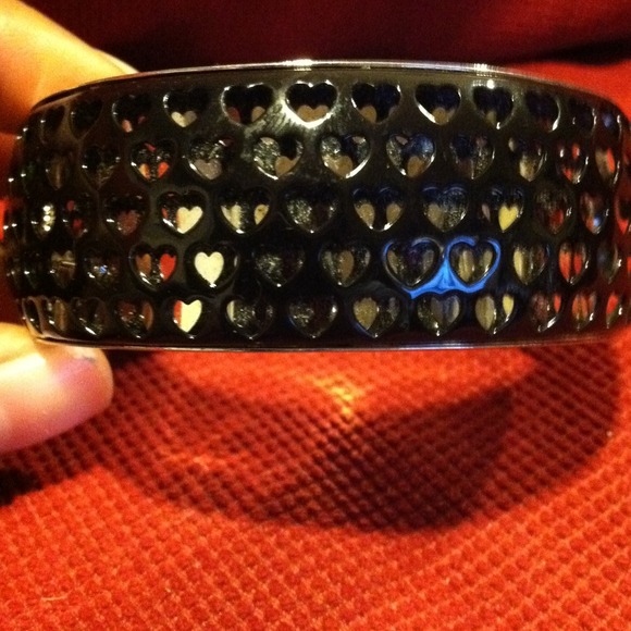 *Sold* @charmae Cute black heart bangle
