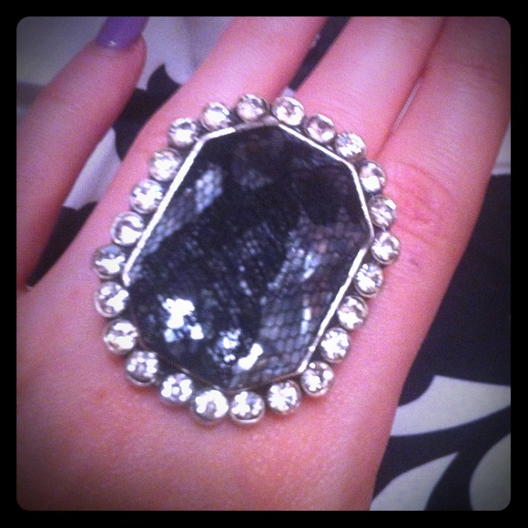 @gabbbbb lace covered ring and black/white shirt