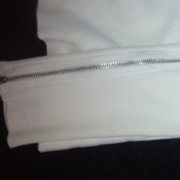 Funky white Cache long skeeve - Picture 2 of 3