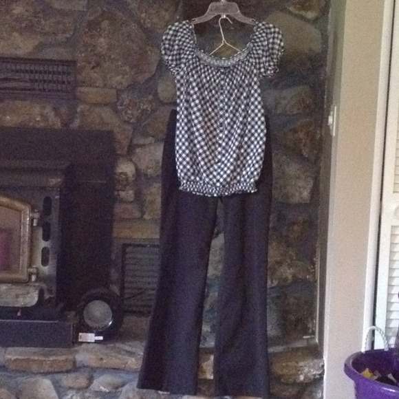 Black dress pants and a cute shirt :)