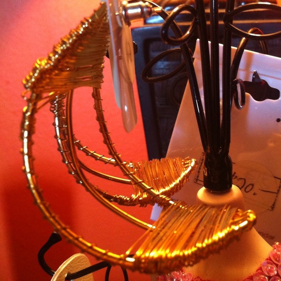Wire earrings - Picture 2 of 2