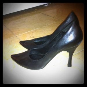 Black leather Aldo pumps