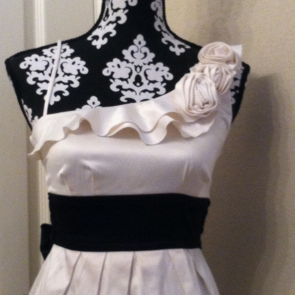 Beautiful dress - Picture 2 of 3