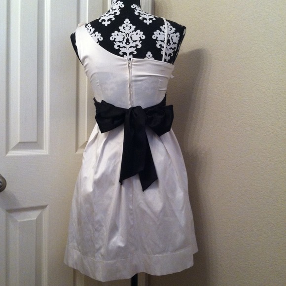 Beautiful dress - Picture 3 of 3