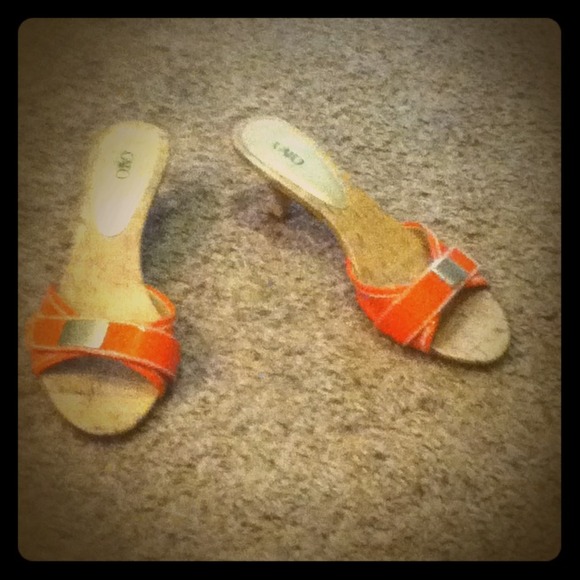 Cute heels with an orange strap across the front.