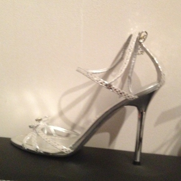 NWT REDUCED AGAIN: Guess "Hopeful" sandals - Picture 2 of 4