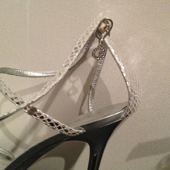 NWT REDUCED AGAIN: Guess "Hopeful" sandals - Picture 3 of 4