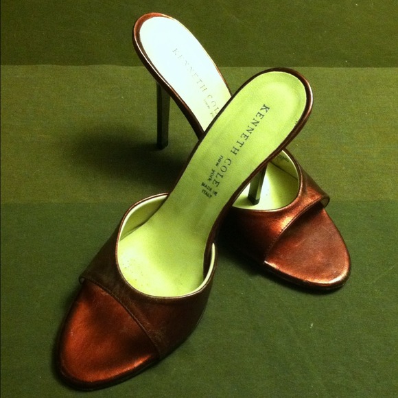 SOLD ***👠 Kenneth Cole leather / metallic heels