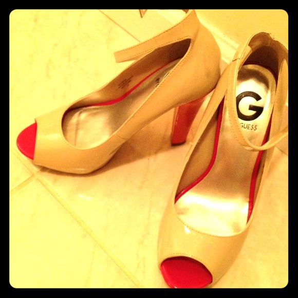 Neutral color pep-toe shoes