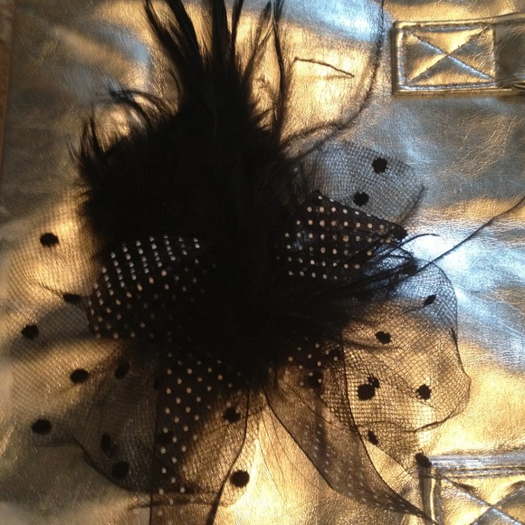 Super cute hair pice with lace and feathers
