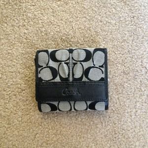 Reaerved!!! Coach wallet and Roxy bag for 35!