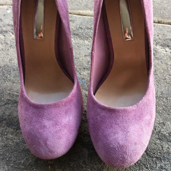Reduced! Lilac Suede Halston Pumps w/ gold details - Picture 2 of 4