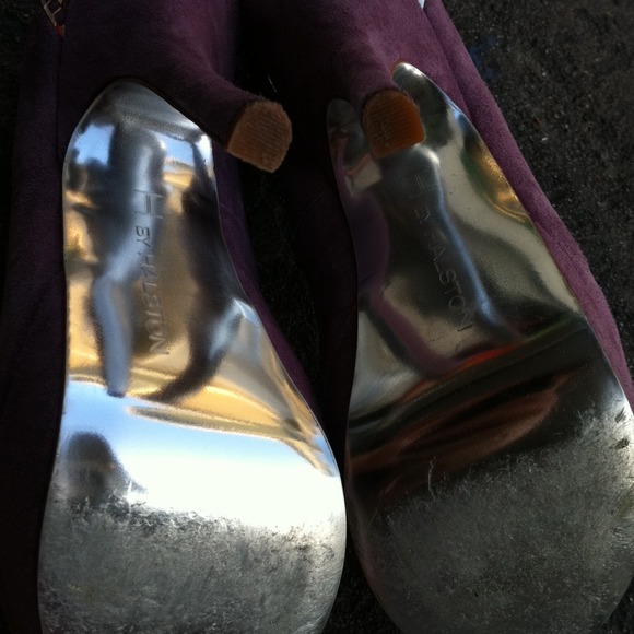 Reduced! Lilac Suede Halston Pumps w/ gold details - Picture 4 of 4
