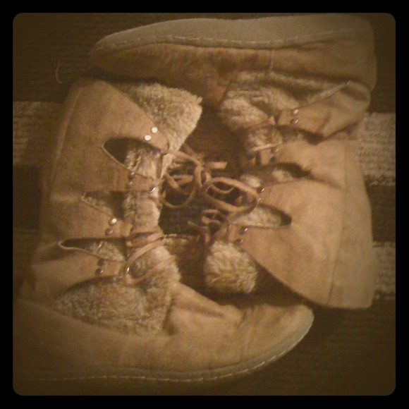 *Reserved* @surferchic moccasin boots igloo