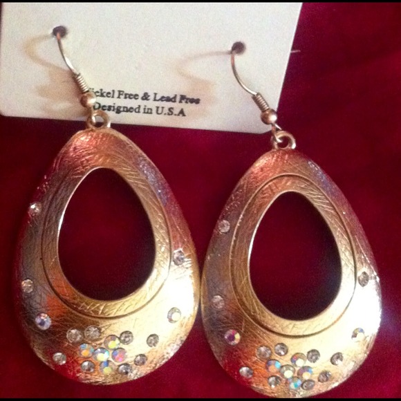Goldtone Earring with crystals