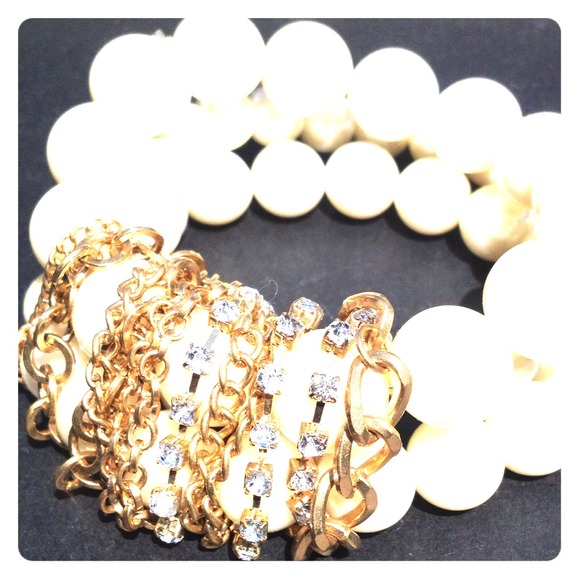 Pearl bracelets with golden chains