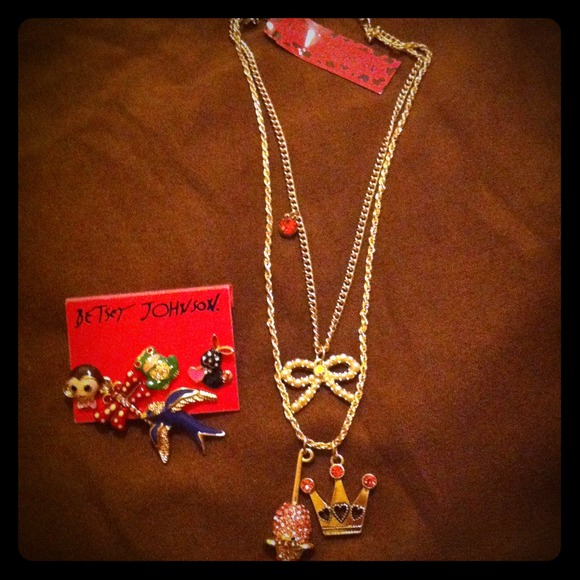 ⛔Sold⛔Betsey set earrings n necklace