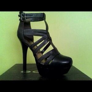 Bebe Lisette Crisscross pump leather pump