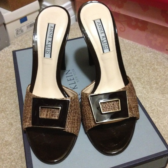Anne Klein Slides - Picture 2 of 3