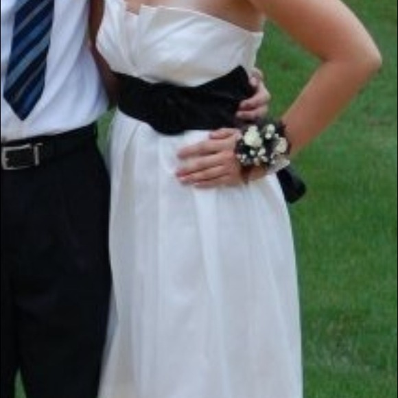 🌟REDUCED!🌟White dress with black ribbon! Size 5!
