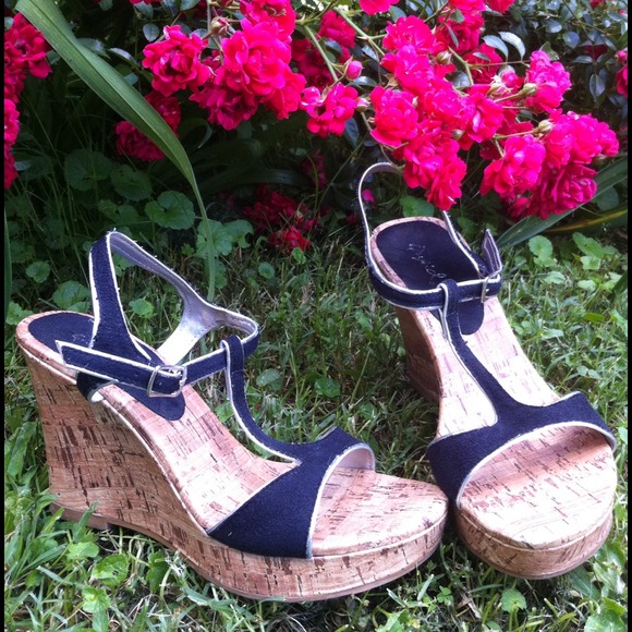 ⚡REDUCED⚡Wedged T-Strap Sandals