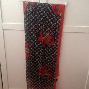 High quality Louis Vuitton scarf !