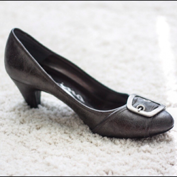 SOLD! Nina pumps - Picture 4 of 4