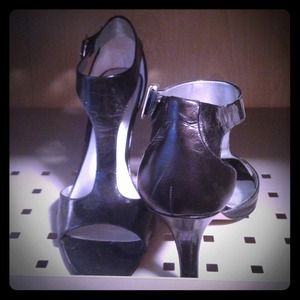 Black leather Nine West heels