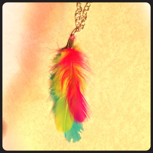 Long tri feather summer necklace