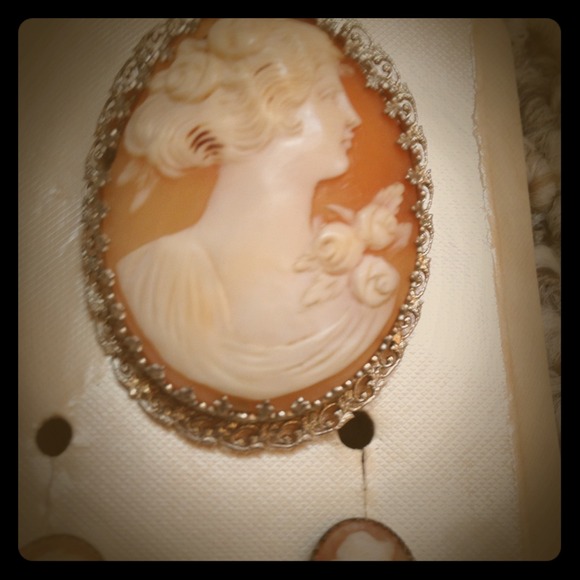 Vintage Hand Carved Cameo Brooch/Pendant w/earrings very old priced very low