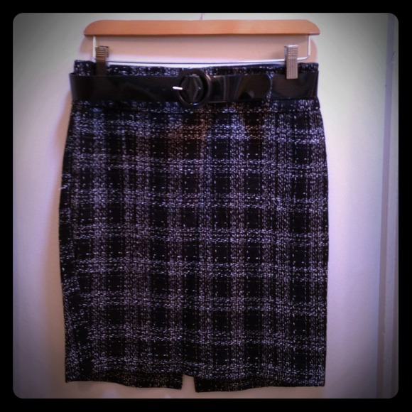 Never worn, short, black/white skirt with belt.