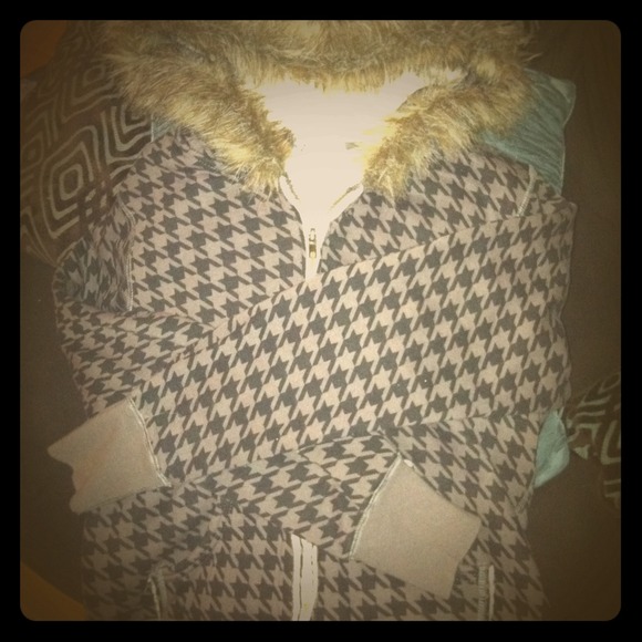 Cute hood jacket w/ the fur