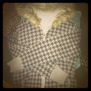 Cute hood jacket w/ the fur