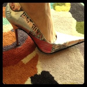 Newspaper pump