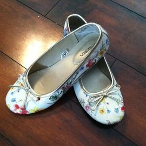 Adorable floral print flats. Size 7