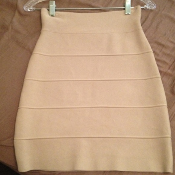 BCBG Simone Textured Power Skirt - Nude - Size M