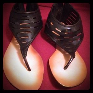 ⚠⚠SOLD⚠⚠....Black split toe flats.