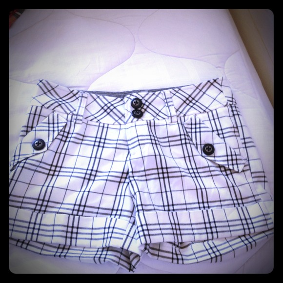 plaid blak and white guess shorts!