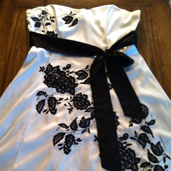 ❌Sold❌ Cocktail dress - Picture 3 of 4